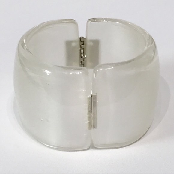 Vintage Pearl Thermoset Lucite Chunky Statement Clamper Bangle Bracelet Abstract - Picture 8 of 11